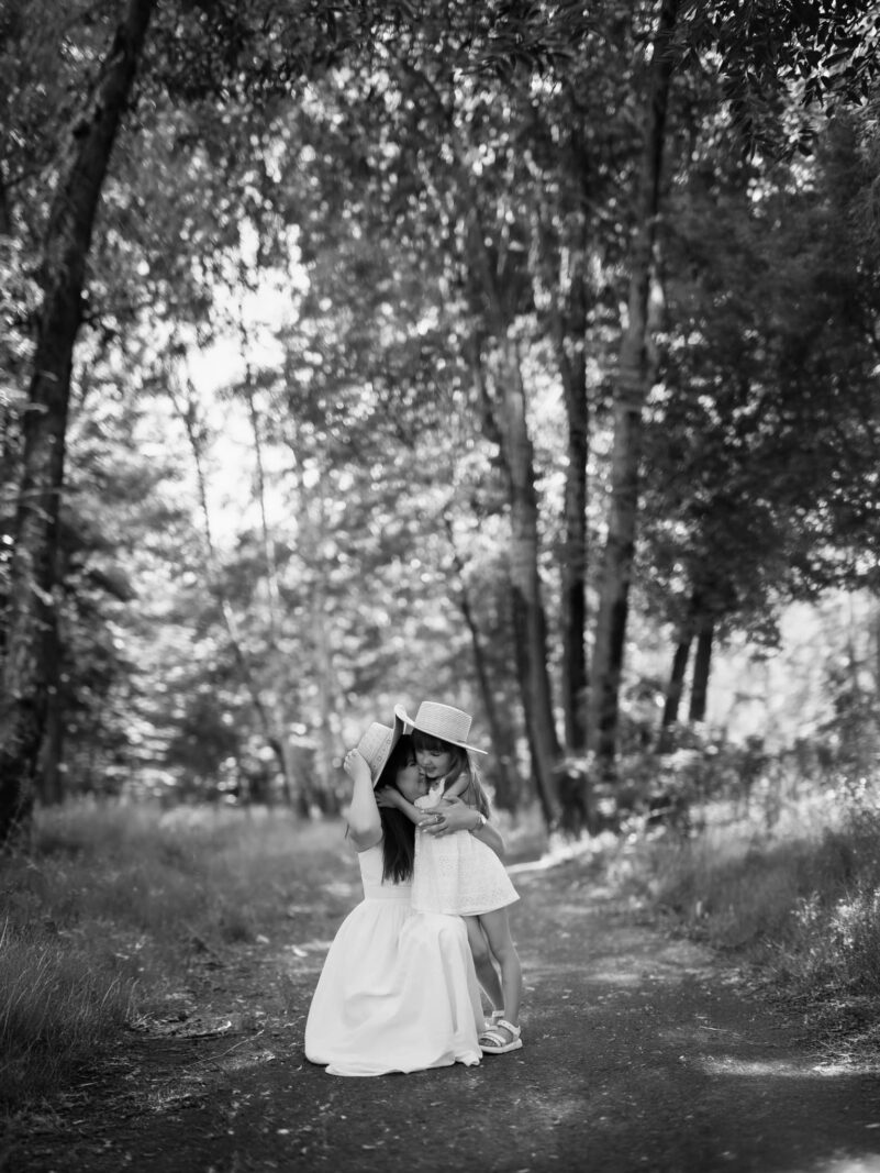 Mama przytulająca córkę podczas sesji fotograficznej w Mysłowicach