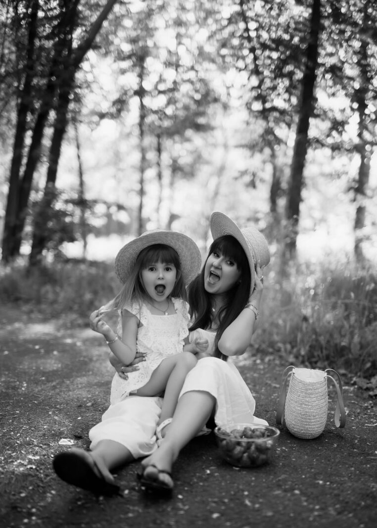Uśmiechnięta mama i córka podczas wspólnej sesji zdjęciowej