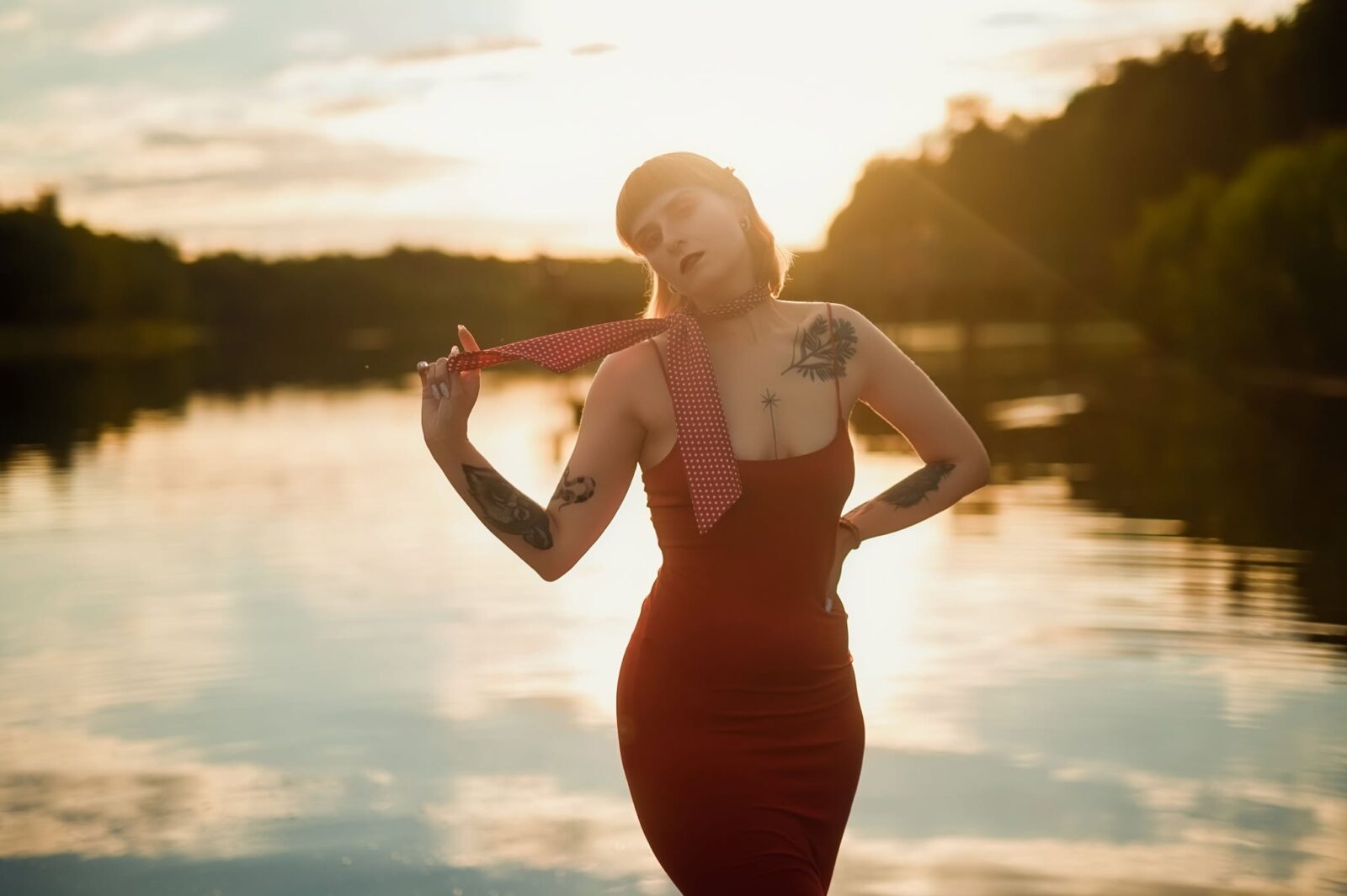 Bliski kadr: Sesja sensualna w jeziorze – Sesja kobieca