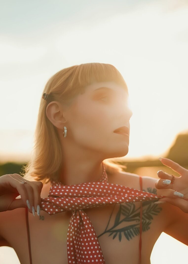 Sesja sensualna w jeziorze podczas wspólnej sesji fotograficznej
